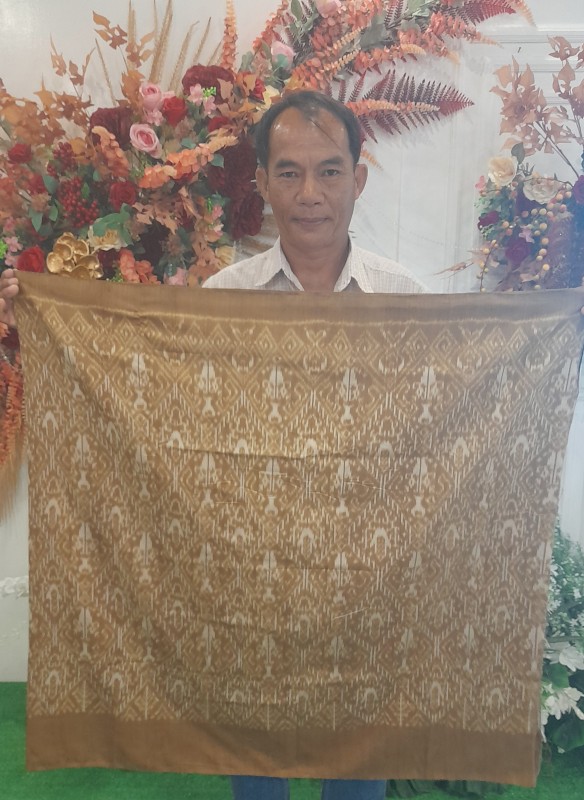 ผ้าไหมทอมือย้อมสีธรรมชาติ