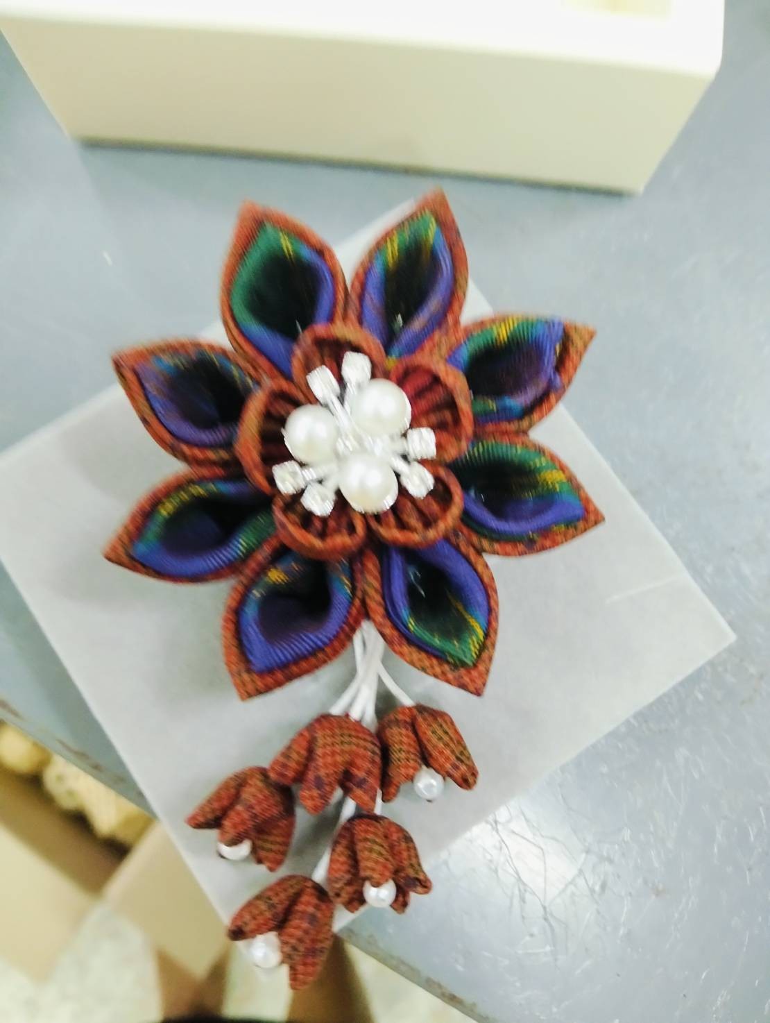 เข็มกลัดผ้าไหม