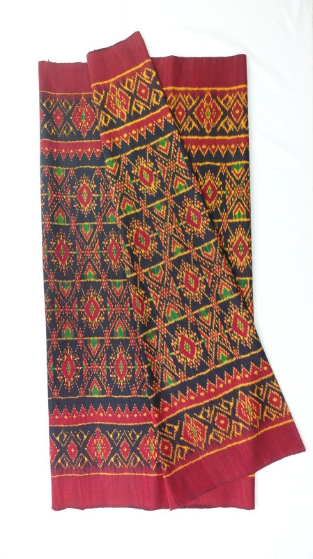 ซิ่น ผ้าไหมมัดหมี่ 3ตะกอ ขนาด1x2เมตร พื้นสีแดง รหัส R2Q-66-0820671108