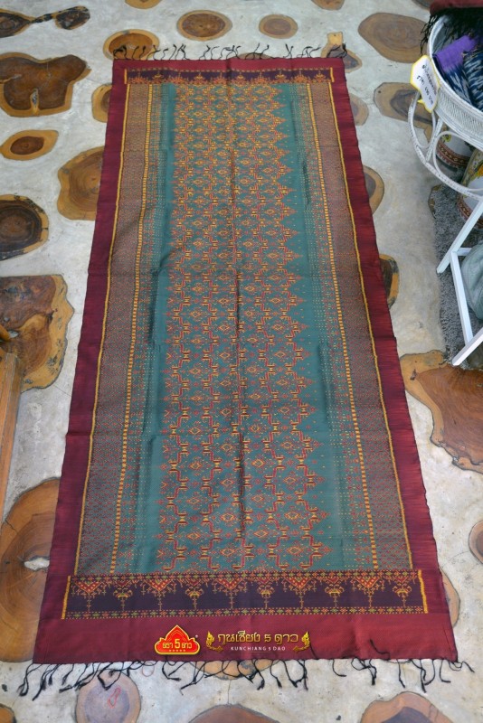 ผ้าไหมมัดหมี่ลายนาคเกี้ยวโคมระย้า 10ตะกอ