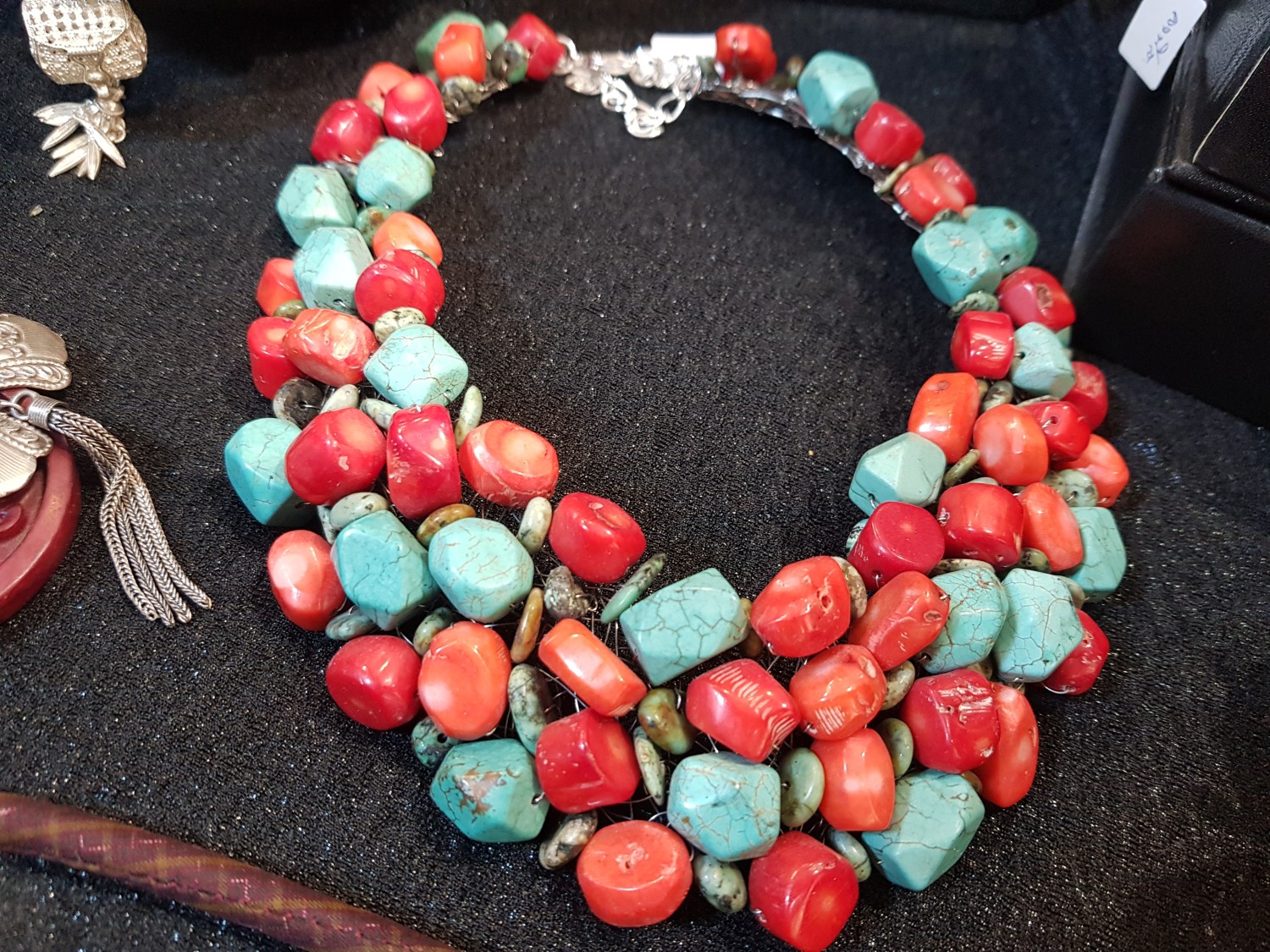 สร้อยหินเทอคอยท์เเละประการัง