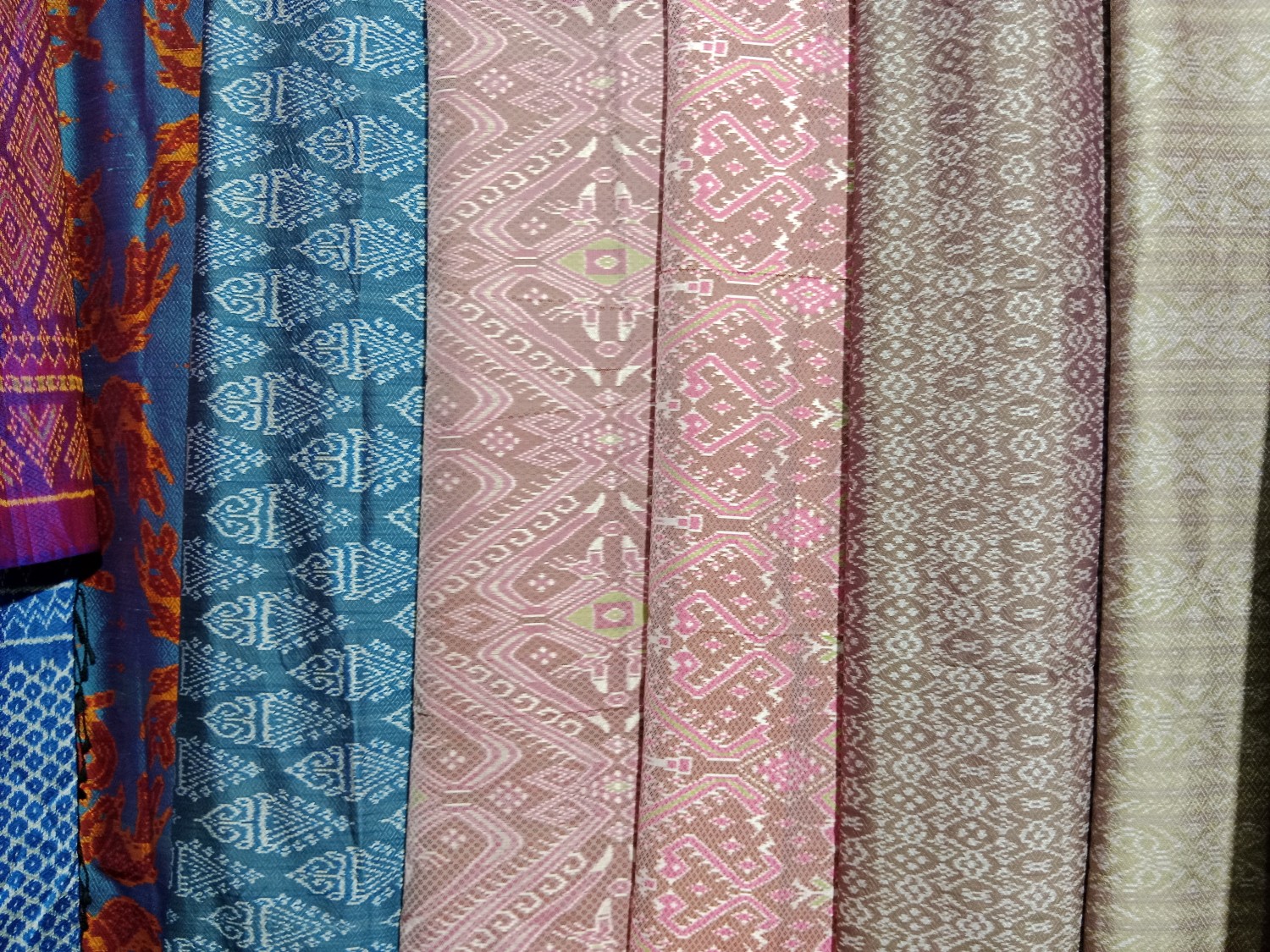 ผ้าไหมมัดหมี่ลาย