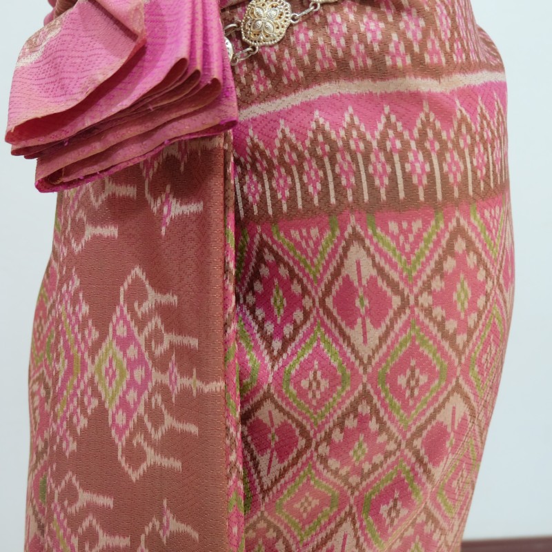 ผ้าไหมมัดหมี่ ลายดอกมะเขือ มีหน้านาง+ชายครุย