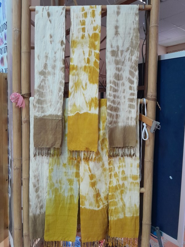 ผ้าพันคอ บิดย้อมสีธรรมชาติ