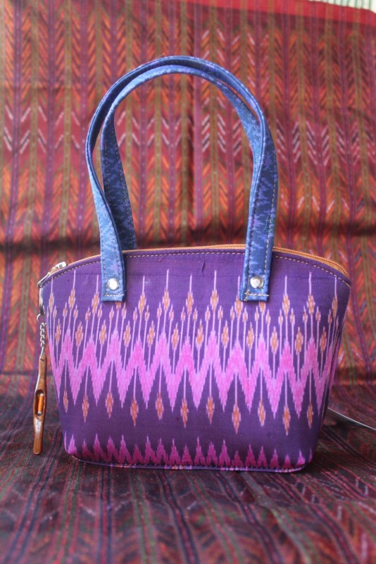 กระเป๋าแปรรูปจากผ้าไหม สูง 6 นิ้วกว้าง 8.5 นิ้วมีซับใน สีม่วง