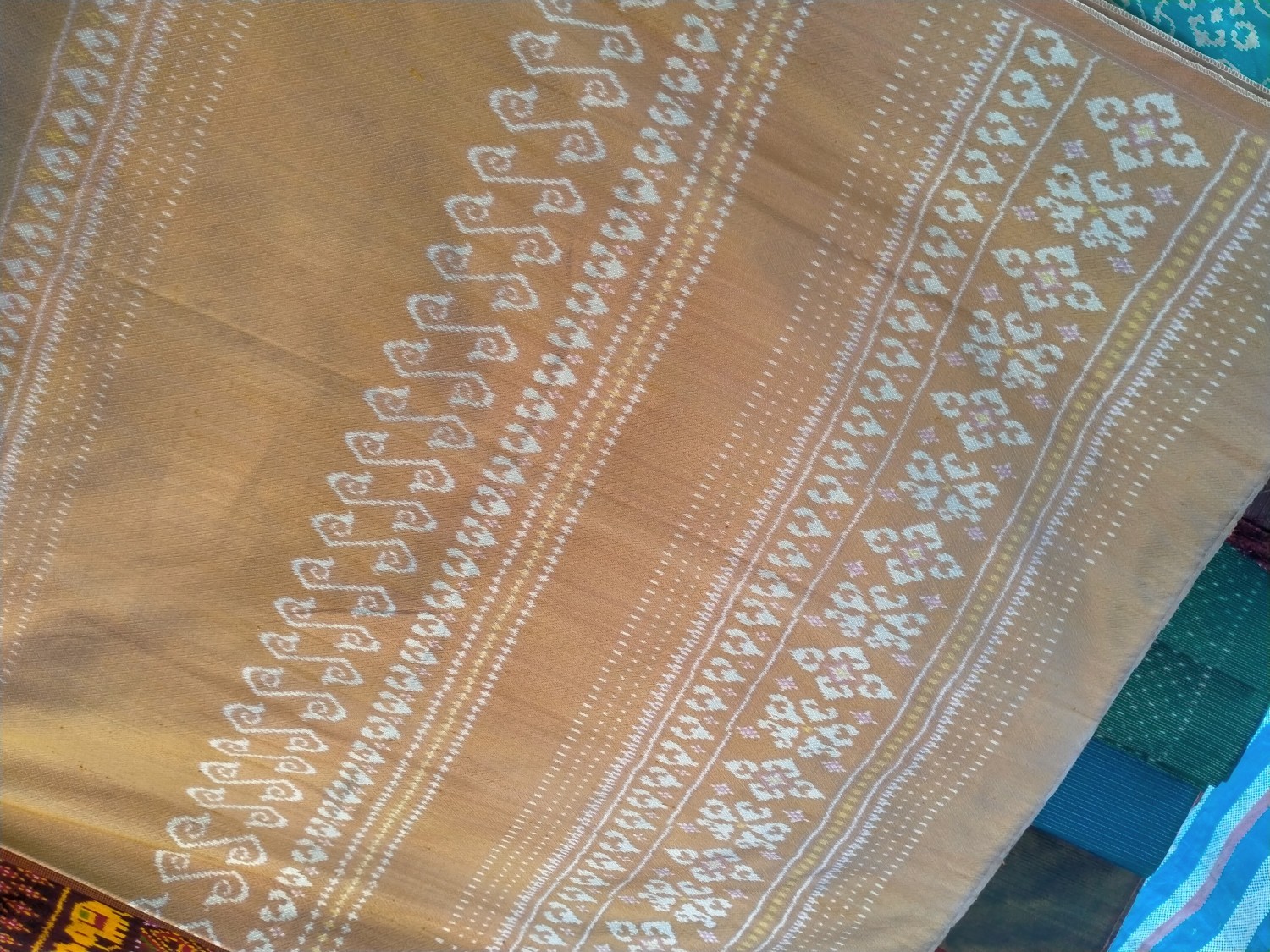 ผ้าไหมมัดหมี่สีธรรมชาติยกดอกลูกแก้วลายดอกรักราชกัญญญา