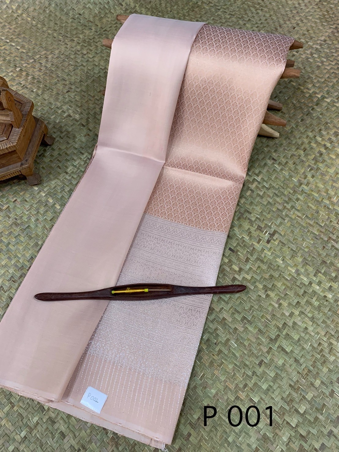 ผ้าไหมยกดอกสุรินทร์ ไหมแท้ 100% ทอยก 28 ตะกอ เกาะเชิงดิ้นทอง 1x4 เมตร