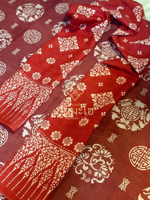 ผ้าไหมกั้นลายสีธรรมชาติ ลายความสัมพันธ์ไทยจีน สีครั่ง (ชุดเซ็ตผ้านุ่งและสไบ)