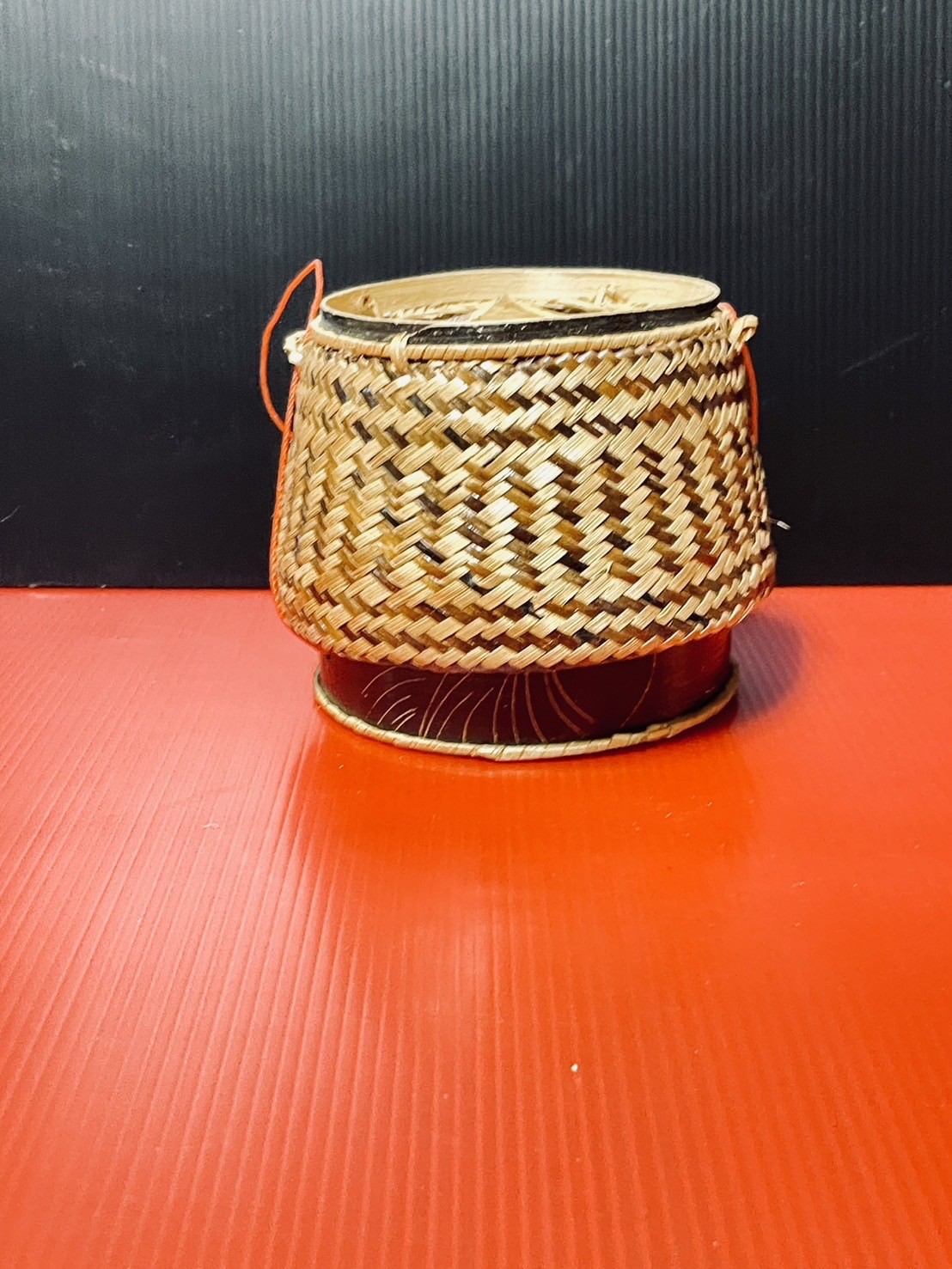 กระติ๊บไม่ไผ่สาน มือจับไม้