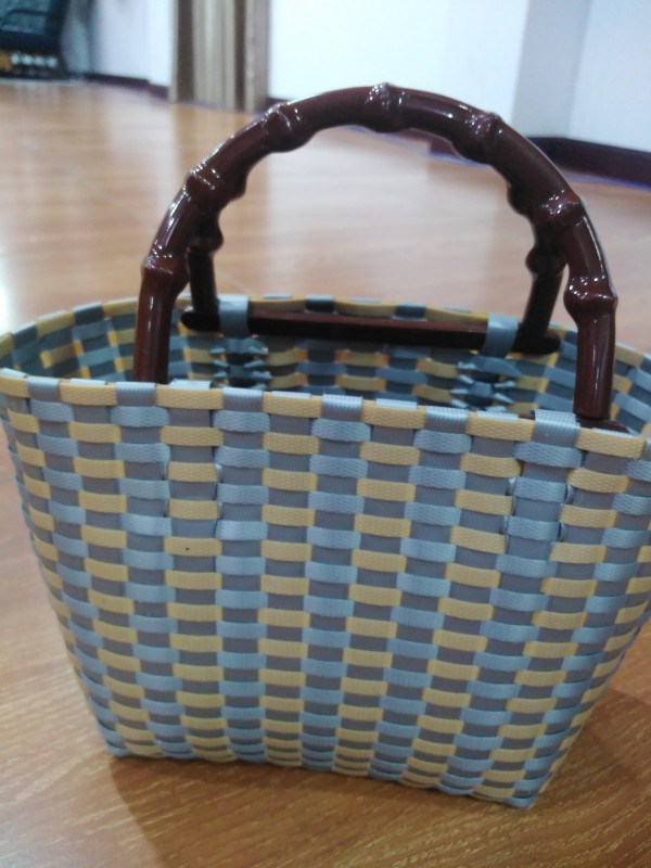 กระเป๋า​สาน​พลาสติก​