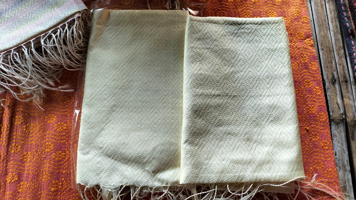 ผ้าคลุมไหล่สีธรรมชาติลายลูกแก้ว