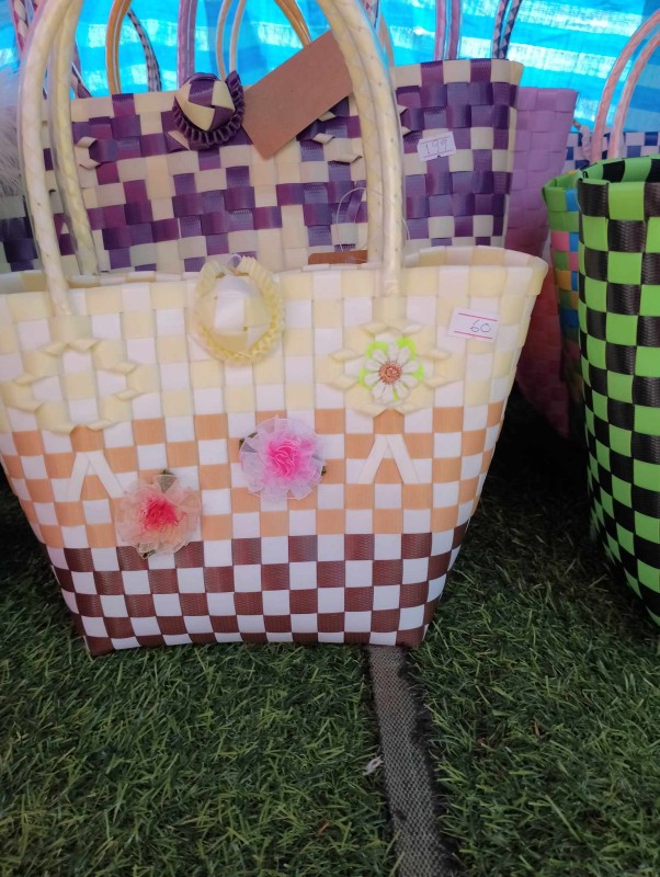 กลุ่มเส้นสานตรีบ้านโชค