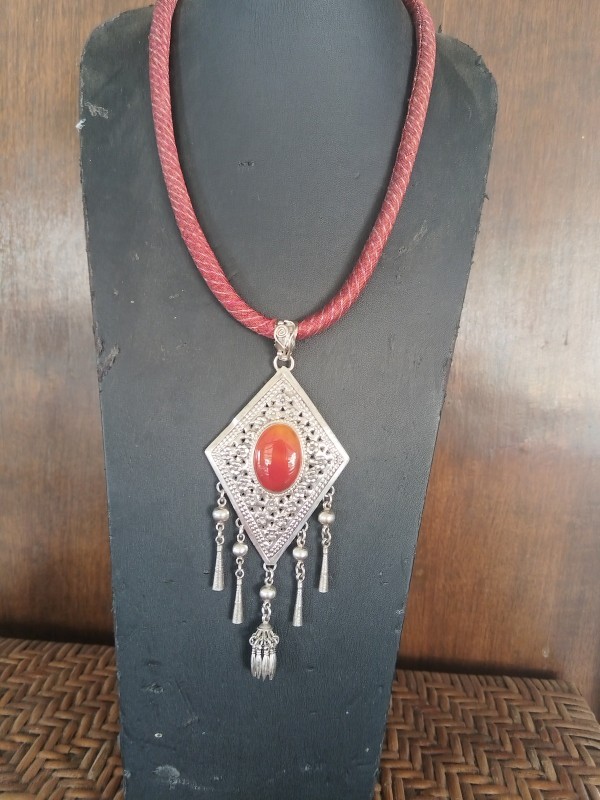 สร้อยคอผ้าไหมจี้เงิน