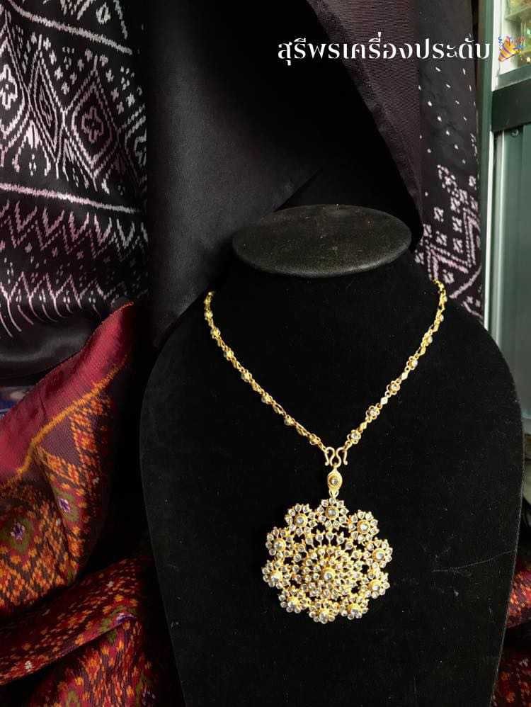 สร้อยคอ ดอกจอก พร้อมจี้ฝังบุศน้ำเพชร