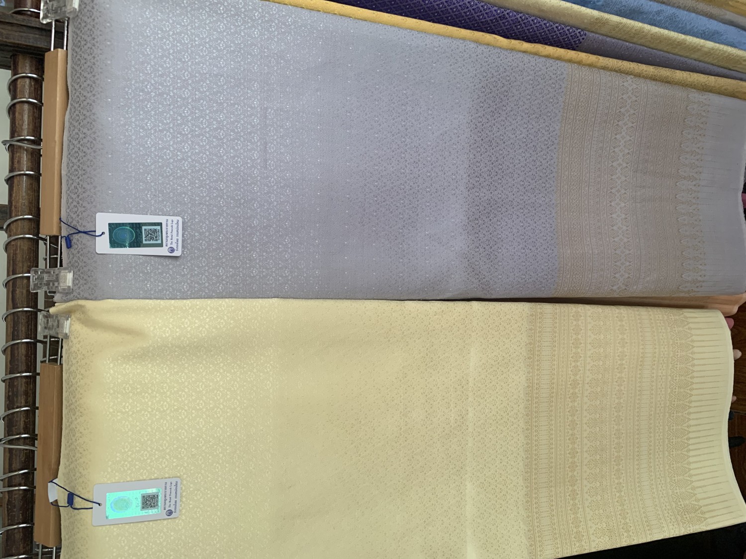 ผ้ายกดอกชุดสีธรรมชาติเกาะเชิง